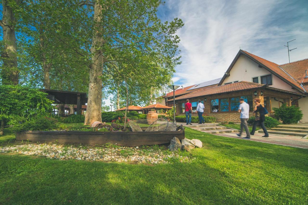 Hotel Dunav Ilok Exteriör bild