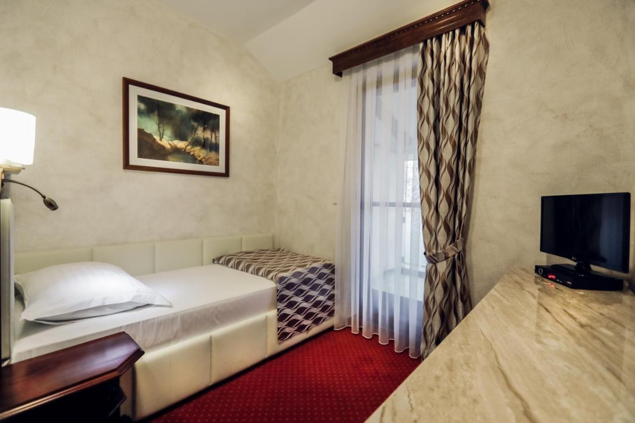 Hotel Dunav Ilok Exteriör bild