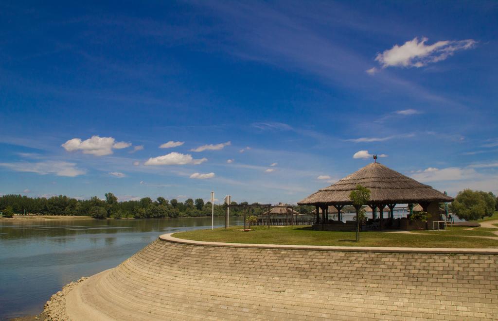 Hotel Dunav Ilok Exteriör bild